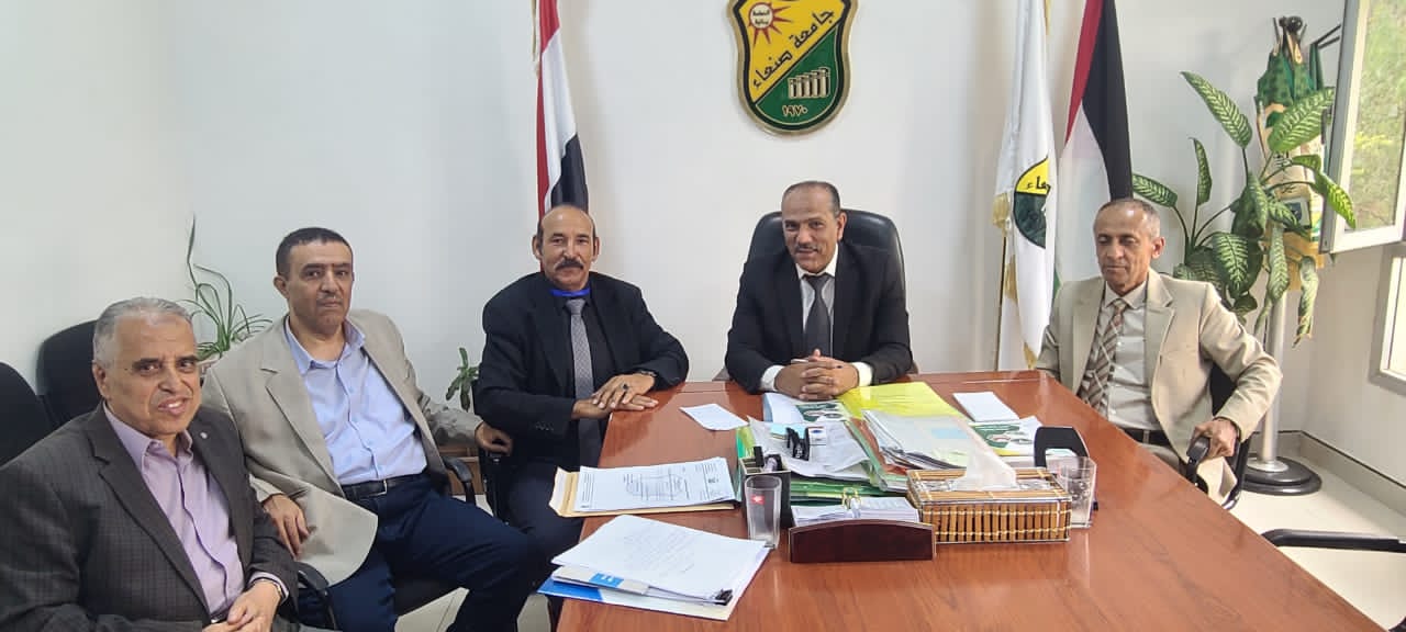 رئيس جامعة الضالع يعقد اجتماعًا مع رئيس جامعة صنعاء لبحث تأهيل الكوادر الأكاديمية والإدارية