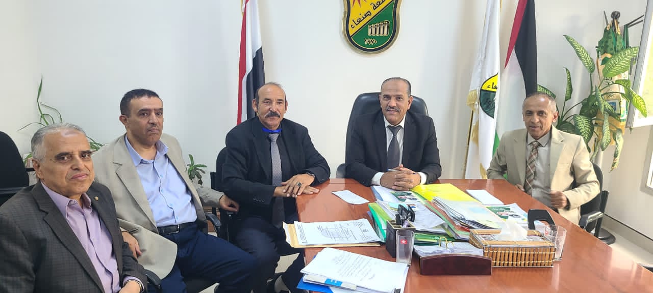 رئيس جامعة الضالع يعقد اجتماعًا مع رئيس جامعة صنعاء لبحث تأهيل الكوادر الأكاديمية والإدارية